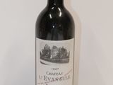 une bouteille de vin posée sur une table