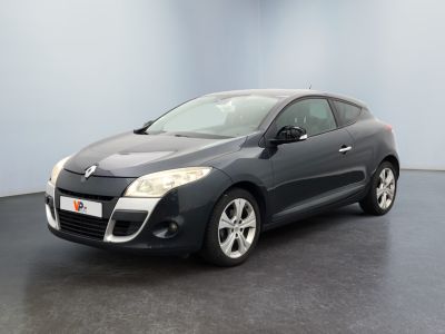 La voiture noire est garée dans la pièce vide de l'immeuble.