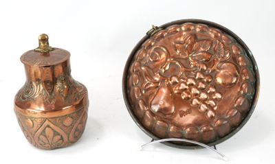 un petit vase en cuivre à côté d'un autre petit vase en cuivre