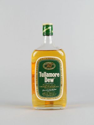 gros plan d'une bouteille d'alcool sur une surface blanche
