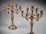paire de candélabres et de bougeoirs en métal argenté
