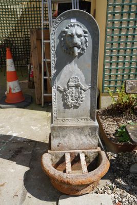 Fontaine borne en fonte peint gris, de forme cintrée, le dev…