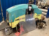 une machine posée par terre devant un rideau bleu