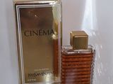 une photo d'un flacon de parfum posé sur un comptoir