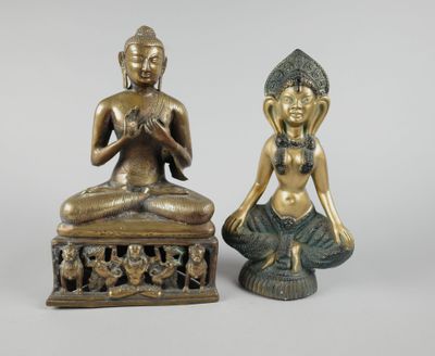paire de statues en bronze représentant une personne assise et une autre personne assise