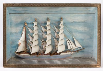 une photo d'un tableau représentant un voilier, exposé dans une vitrine