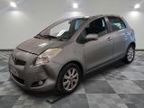 une photo d'une toyota yaris argentée garée sur un sol en damier
