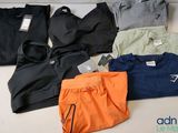 plusieurs paires de vêtements pour homme posées sur un plan de travail