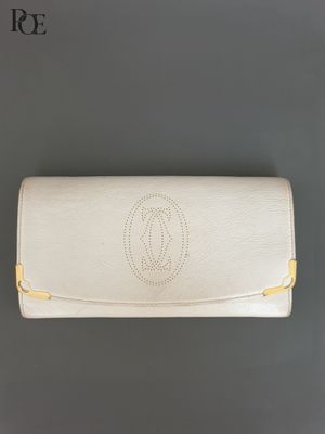 un portefeuille en cuir blanc orné d'un logo monogramme sur le devant