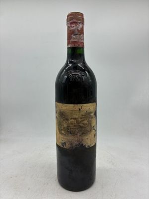 une bouteille de vin posée sur une table blanche