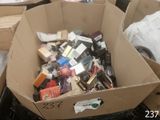 une boîte en carton remplie d'objets divers empilés les uns sur les autres