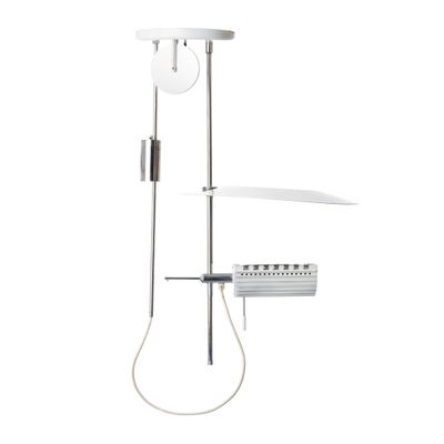 une douche blanche équipée d'une pomme de douche et d'un flexible de douche