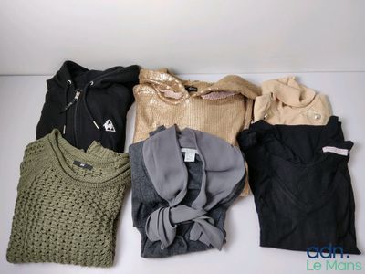 de nombreux types de vêtements différents disposés sur une table