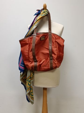 LANCEL - Sac en toile orange porté main et épaule. On y joint 2 c