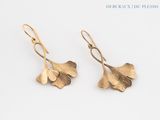 Boucles d'oreilles « Ginknife » plaquées or sur fond blanc
