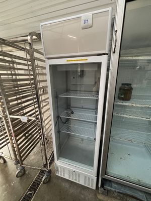 un réfrigérateur vide au milieu d'une pièce
