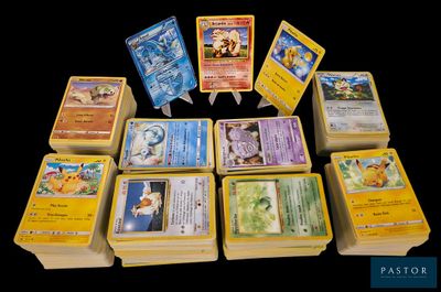 un lot de cartes posées sur une table
