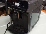 une machine à café posée sur une table