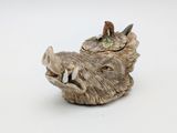 une figurine représentant un sanglier sur lequel est assis un homme