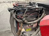 de nombreux tuyaux posés le long d'un immeuble