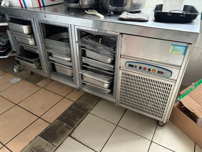 une cuisine avec beaucoup de casseroles et de poêles sur le comptoir