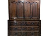 une vieille commode en bois avec deux tiroirs et deux portes