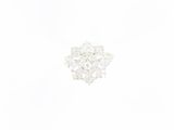 une image représentant une bague en diamant blanc sur fond blanc