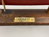 un bateau rouge exposé sur une table