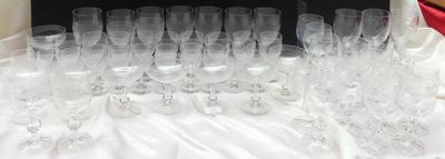 Des bouteilles et des verres sont alignés sur une table devant une pancarte