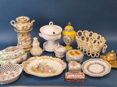 de nombreux objets décoratifs de toutes sortes sur la table