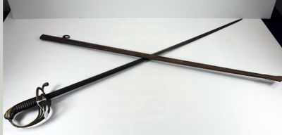 une paire de deux vieilles épées posées sur une surface blanche, accompagnées d'une paire de ciseaux