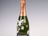 gros plan d'une bouteille de champagne sur une surface blanche