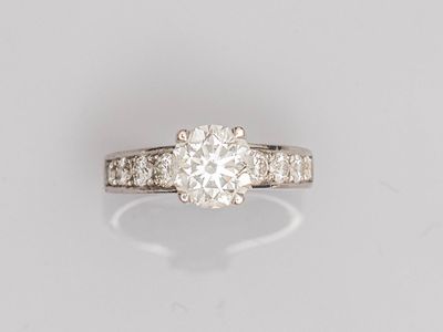 une bague à une seule pierre en diamant
