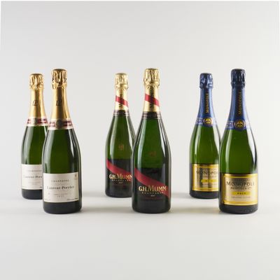 six bouteilles de champagne alignées sur une surface blanche