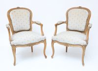 Paire de fauteuils cabriolet en bois naturel, mouluré et scu…