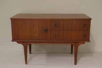 Buffet bas en bois exotique à une porte et deux tiroirs. - Photo 1