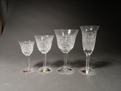 BOHÊME. SERVICE de verres à pieds à décor géométrique stylis…