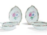 trois pièces de vaisselle en porcelaine ornées de motifs floraux sur fond blanc