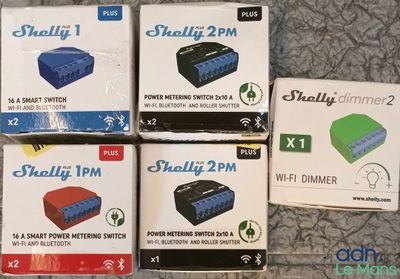 quatre boîtes contenant de petits appareils électroniques posées sur une table