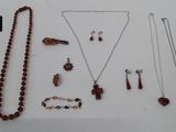 beaucoup de colliers et de bracelets posés sur une table