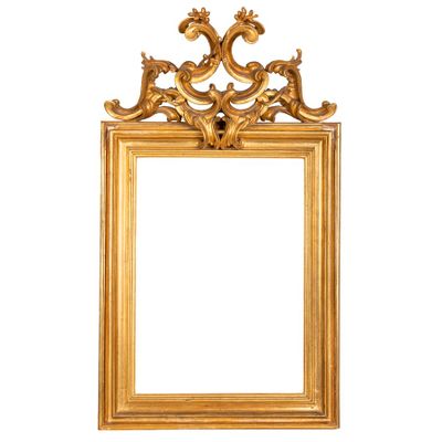un cadre doré orné d'un motif décoratif sur le dessus