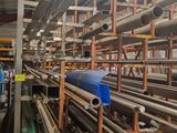 de nombreux tuyaux et conduites dans une usine qui en compte beaucoup