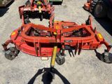 une photo d'un tracteur rouge équipé d'une grande lame