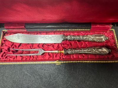 deux couteaux et un couteau dans une boîte rouge