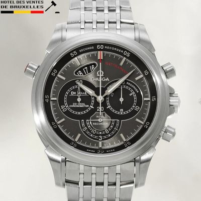 une image d'une montre en gros plan sur fond blanc