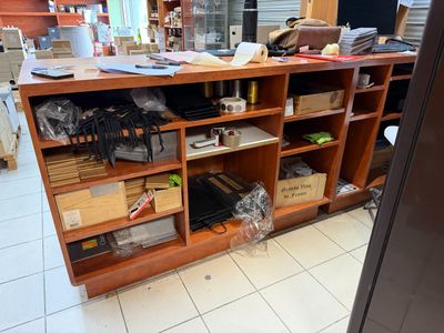 une étagère en bois sur laquelle sont posés de nombreux objets, dans une pièce