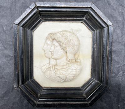 l'image d'un portrait de femme de profil dans un cadre noir