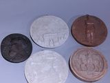quatre types de pièces différents posés sur une table avec un fond blanc