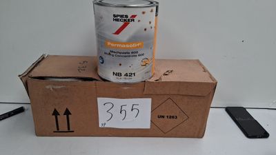une canette de soda posée sur une boîte en carton