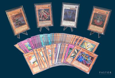 un lot de cartes posées sur une table
